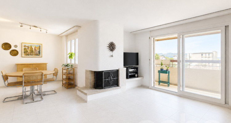 Gepflegte 3.5 Zimmer Wohnung mit Cheminée und Balkon image 1