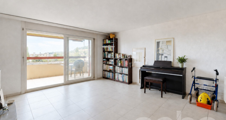 Gepflegte 3.5 Zimmer Wohnung mit Cheminée und Balkon image 2