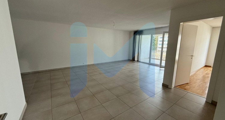 Appartement de 5,5 pièces au 3ème étage situé à Thônex 1226  image 1