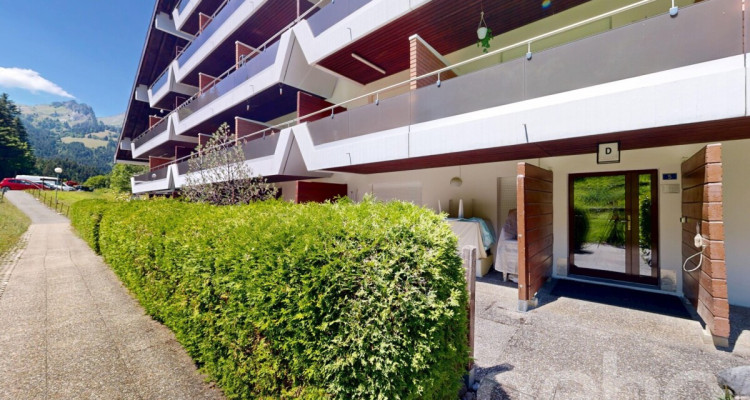 Charmant appartement de 2.5 pièces avec balcon et 2 salles deau image 1