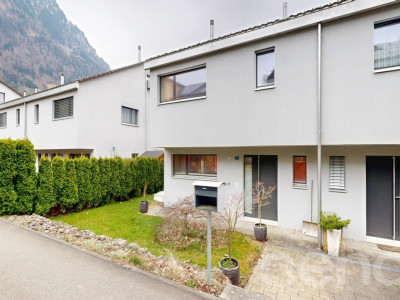 Grosszügiges Doppeleinfamilienhaus an familienfreundlicher Lage image 1