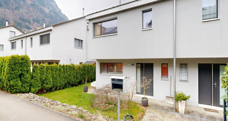Grosszügiges Doppeleinfamilienhaus an familienfreundlicher Lage image 1