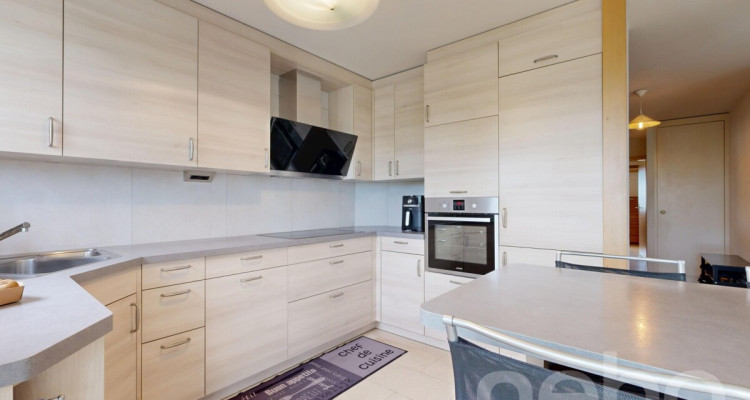 Appartement 5.5 pces lumineux avec vue lac et calme à Neuchâtel image 3