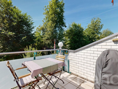 Lichtdurchflutete 4.5 Zimmer Dachwohnung mit Blick ins Grüne image 1