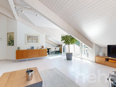 Lichtdurchflutete 4.5 Zimmer Dachwohnung mit Blick ins Grüne image 3