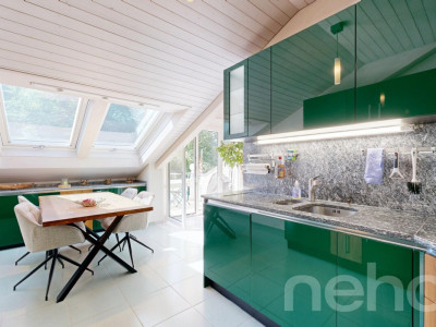 Lichtdurchflutete 4.5 Zimmer Dachwohnung mit Blick ins Grüne image 4
