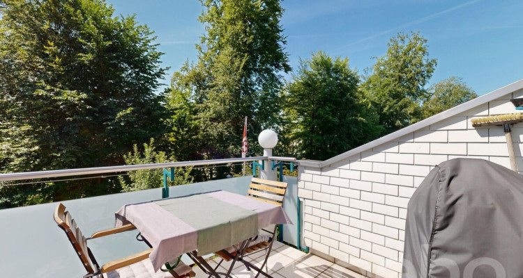 Lichtdurchflutete 4.5 Zimmer Dachwohnung mit Blick ins Grüne image 1
