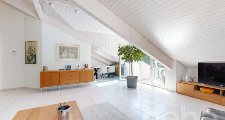 Lichtdurchflutete 4.5 Zimmer Dachwohnung mit Blick ins Grüne image 3