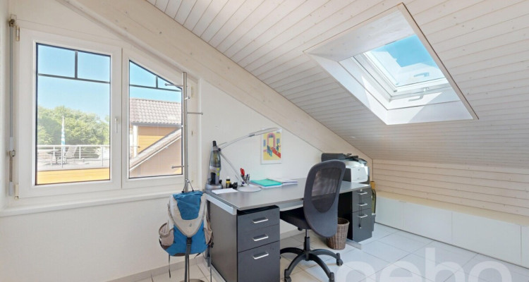 Lichtdurchflutete 4.5 Zimmer Dachwohnung mit Blick ins Grüne image 9