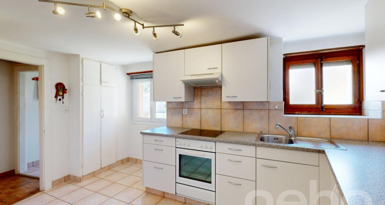 Appartement 2.5 pièces à Erde ? Calme absolu et fort potentiel image 3