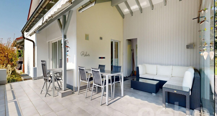 Stilvolles Doppeleinfamilienhaus an familienfreundlicher Lage image 2
