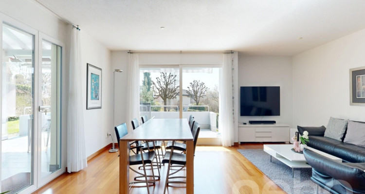 Stilvolles Doppeleinfamilienhaus an familienfreundlicher Lage image 3