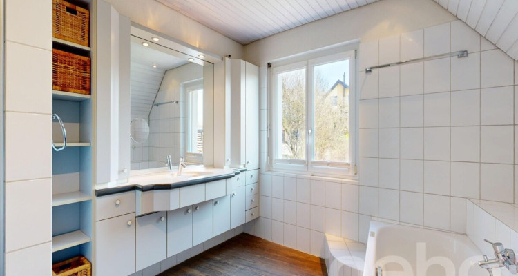 Stilvolles Doppeleinfamilienhaus an familienfreundlicher Lage image 8