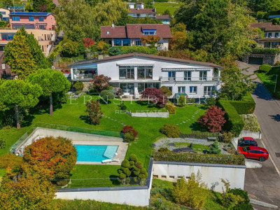 Prestigeobjekt mit parkähnlichem garten, schwimmbad und panoramablick image 1
