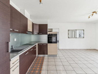 Appartement lumineux de 3.5 pièces avec terrasse et terrain privatif à Mollens image 2