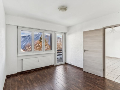 Appartement lumineux de 3.5 pièces avec terrasse et terrain privatif à Mollens image 8