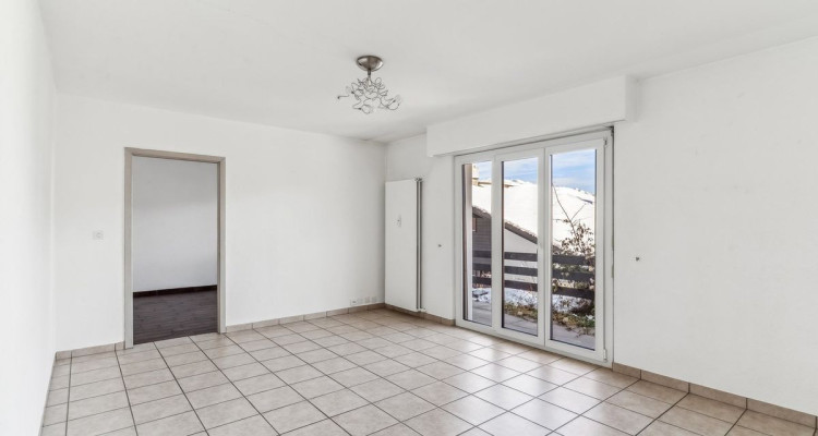 Appartement lumineux de 3.5 pièces avec terrasse et terrain privatif à Mollens image 6