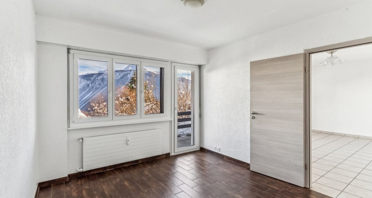 Appartement lumineux de 3.5 pièces avec terrasse et terrain privatif à Mollens image 7