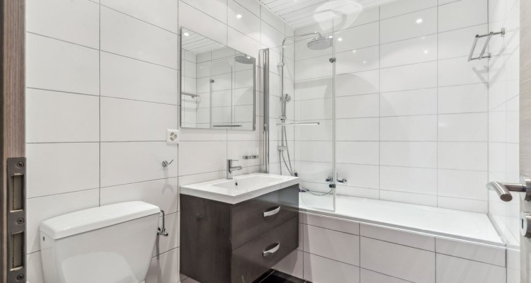 Appartement lumineux de 3.5 pièces avec terrasse et terrain privatif à Mollens image 11