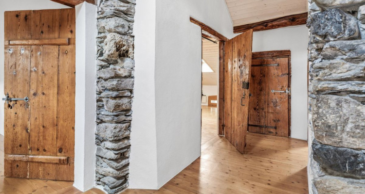 Superbe attique-duplex rénové avec caractère et authenticité image 2