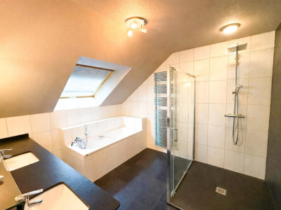 En France, Village-Neuf : LAppartement 4 Pièces Premium aux Prestations Uniques image 5