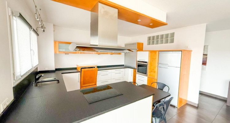 En France, Village-Neuf : LAppartement 4 Pièces Premium aux Prestations Uniques image 2