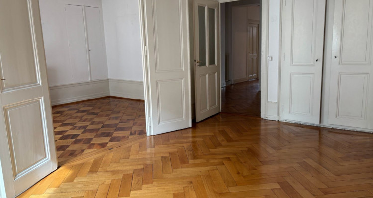 Très charmant 4 pièces dans le quartier de Plainpalais. Beaucoup de cachet! image 3
