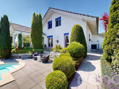 Stilvolles Zuhause mit unverbaubarer Aussicht und Pool image 1