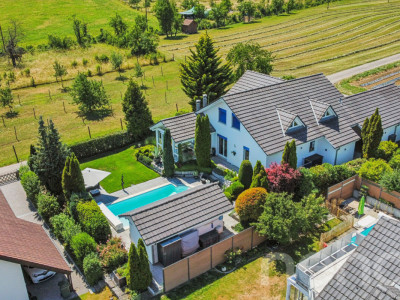 Stilvolles Zuhause mit unverbaubarer Aussicht und Pool image 11