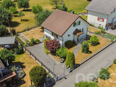 4-Zimmerhaus in ruhiger, leicht erhöhter Lage mit Umschwung image 1