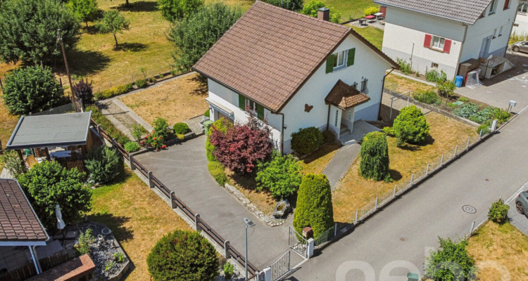 4-Zimmerhaus in ruhiger, leicht erhöhter Lage mit Umschwung image 1