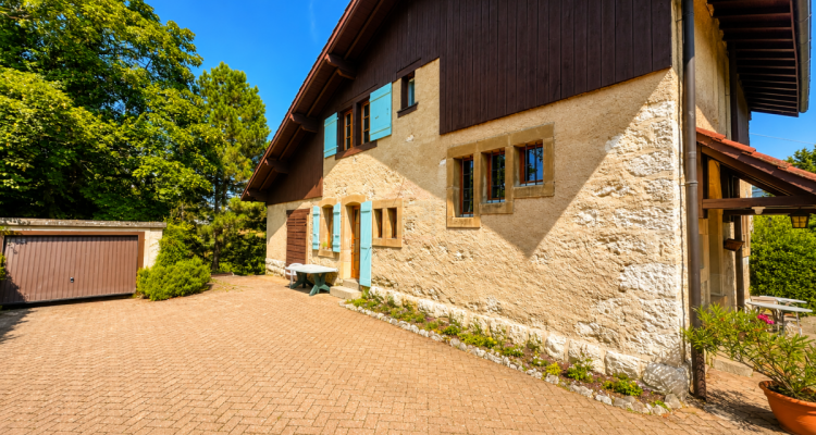 Maison individuelle de caractère - Vue dégagée sur le Salève, gros volume et fort potentiel daménagement. image 3