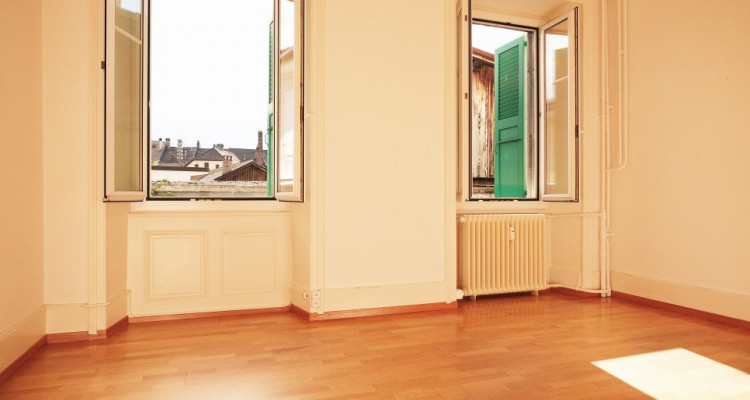 BUREAUX A LOUER - 2 bureaux + salle dattente - Centre Aigle image 1