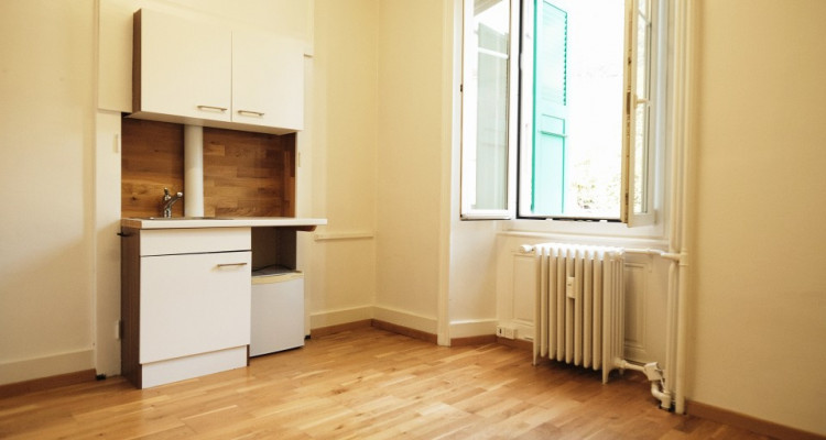 BUREAUX A LOUER - 2 bureaux + salle dattente - Centre Aigle image 3