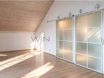 Lichtdurchflutete Komfortwohnung mit Privatlift image 2