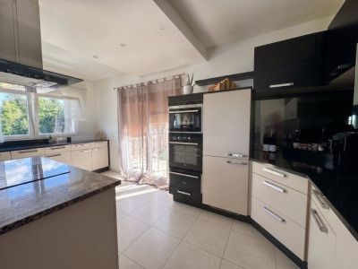 De nouvelles rénovations à ce bien de 6 pièces en duplex + 3 pièces - Terrasses, couvert à voitures  image 2