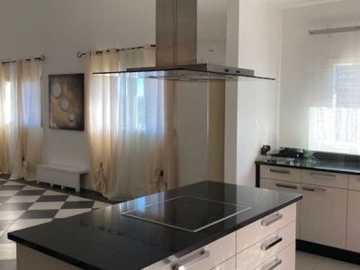 De nouvelles rénovations à ce bien de 6 pièces en duplex + 3 pièces - Terrasses, couvert à voitures  image 5