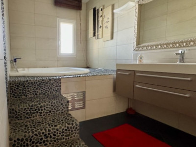 De nouvelles rénovations à ce bien de 6 pièces en duplex + 3 pièces - Terrasses, couvert à voitures  image 9