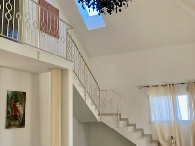 De nouvelles rénovations à ce bien de 6 pièces en duplex + 3 pièces - Terrasses, couvert à voitures  image 13