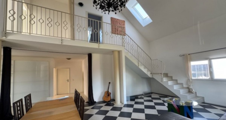 De nouvelles rénovations à ce bien de 6 pièces en duplex + 3 pièces - Terrasses, couvert à voitures  image 10