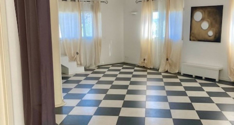 De nouvelles rénovations à ce bien de 6 pièces en duplex + 3 pièces - Terrasses, couvert à voitures  image 11
