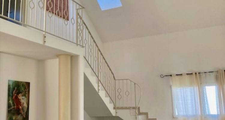 De nouvelles rénovations à ce bien de 6 pièces en duplex + 3 pièces - Terrasses, couvert à voitures  image 13