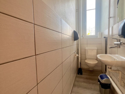  Faites une offre pour ce très bel Immeuble mixte, avec 14 garages et 18 places de parc image 8
