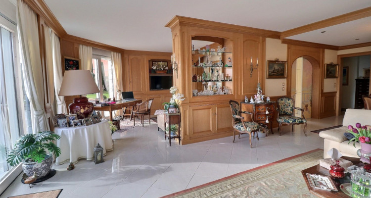 BIEN EXCEPTIONNEL!! Grand appartement en viager occupé sans rente. Vue Lac et Port privé. image 1