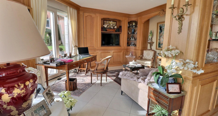 BIEN EXCEPTIONNEL!! Grand appartement en viager occupé sans rente. Vue Lac et Port privé. image 2