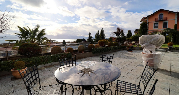 BIEN EXCEPTIONNEL!! Grand appartement en viager occupé sans rente. Vue Lac et Port privé. image 12