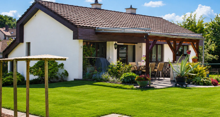 Traumhaus in Seenähe  Freistehendes Einfamilienhaus mit grossem Garte image 1