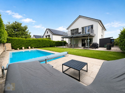 MODERN, FREISTEHEND MIT SEESICHT & BEHEIZBAREM POOL image 1
