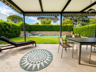 MODERN, FREISTEHEND MIT SEESICHT & BEHEIZBAREM POOL image 2