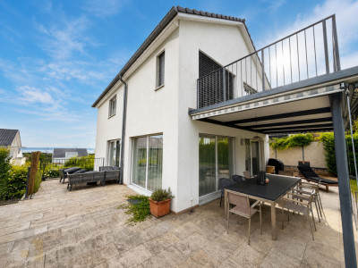 MODERN, FREISTEHEND MIT SEESICHT & BEHEIZBAREM POOL image 4